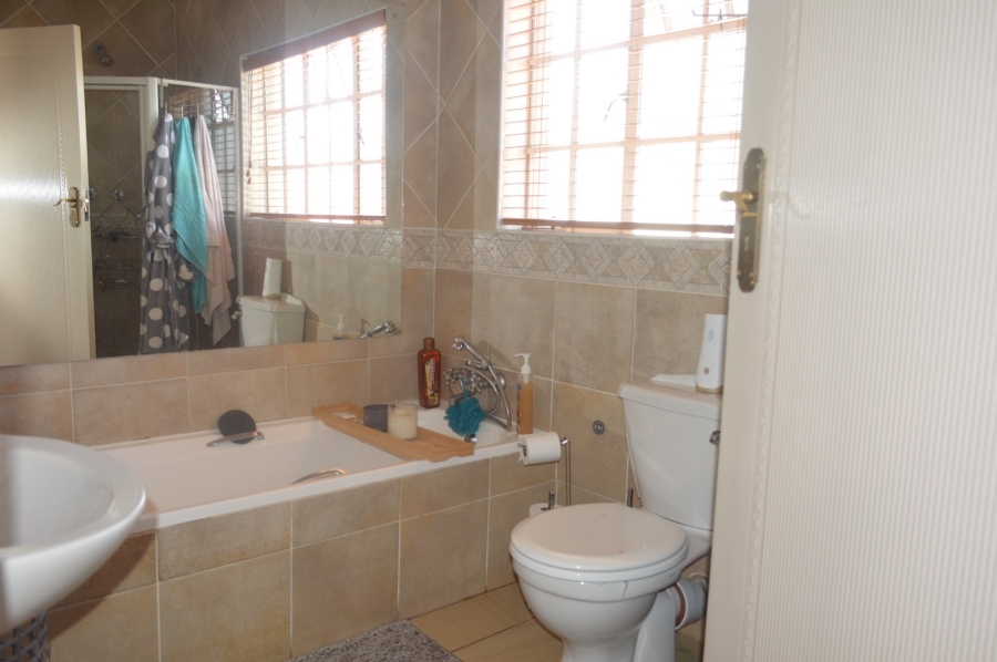 3 Bedroom Property for Sale in Flamwood North West